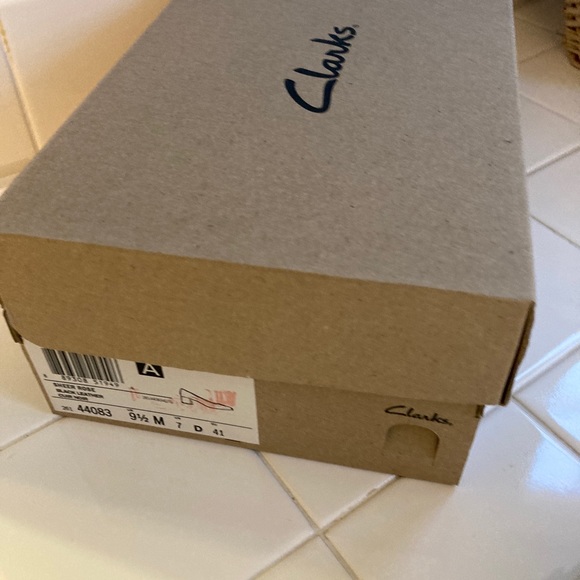 NIB Clarks Sheer Rose Womens Black Leather pumps - Picture 2 of 6